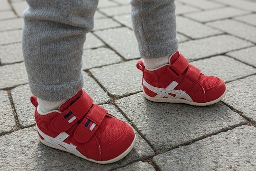 アシックススクスクアミュレファーストを履く子ども