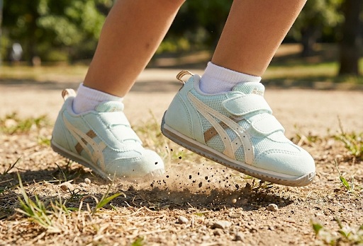 アシックススクスクアイダホを履く甲高幅広の子ども