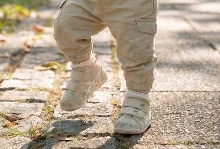 アシックススクスクアミュレファーストを履く子ども