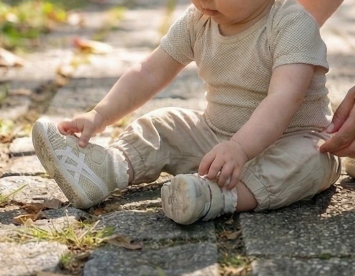 アシックススクスクアミュレファーストを履く子ども