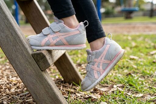 アシックススクスクメティッドを履く子ども