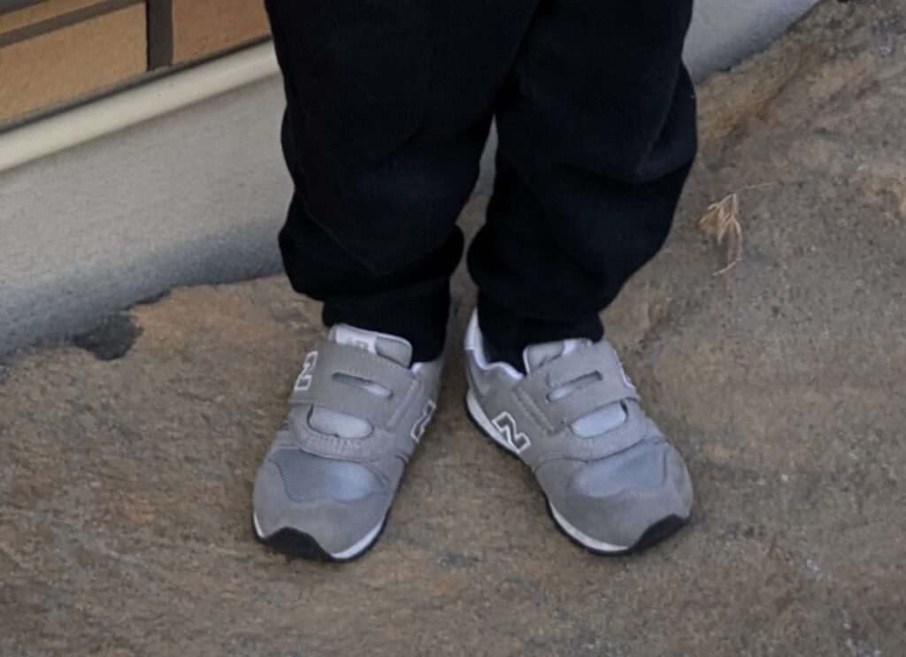 ニューバランス373を子供が履いているようす
