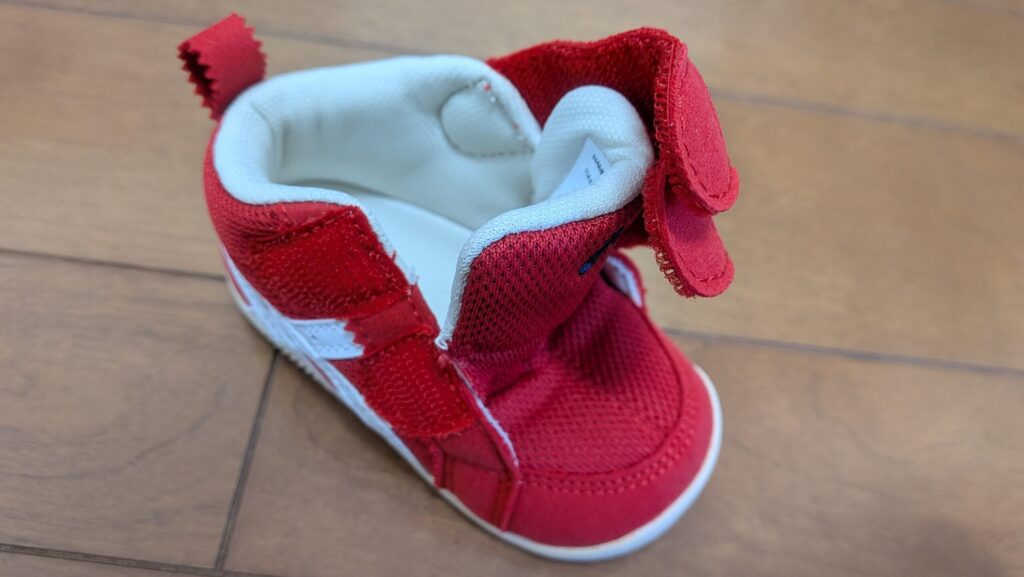 アシックススクスクアミュレファーストのオープンベロ構造