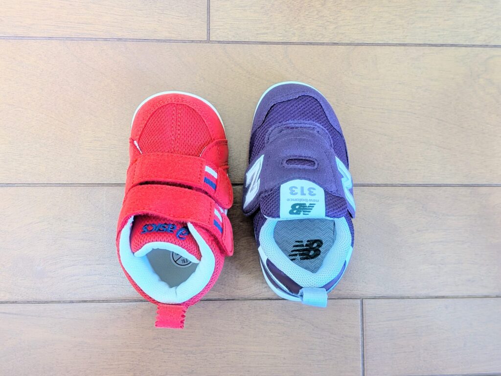 ニューバランスIT313Firstとアシックススクスクアミュレファーストのアウトソールの大きさ比較