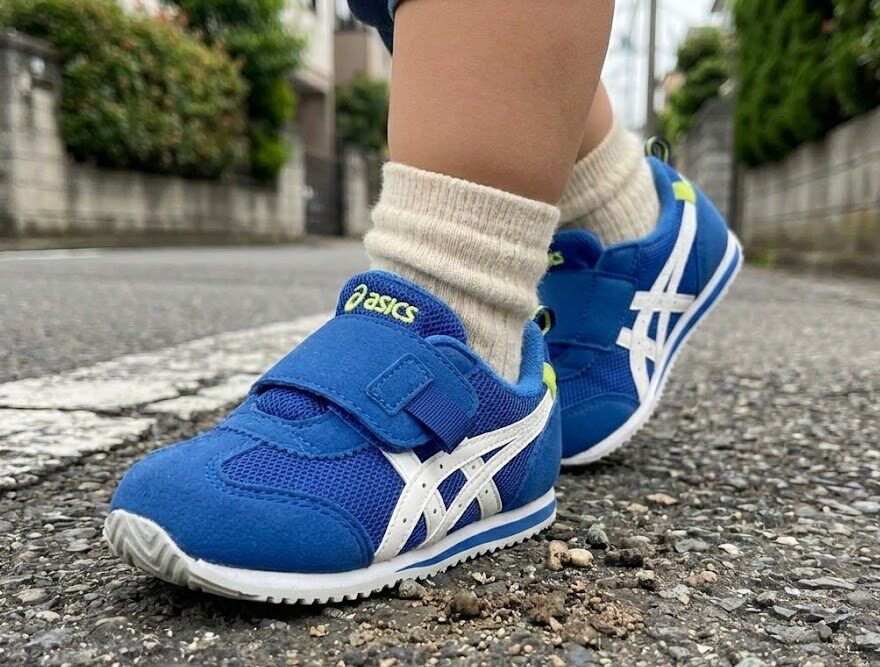 アシックスアイダホKT-ESを履く子ども