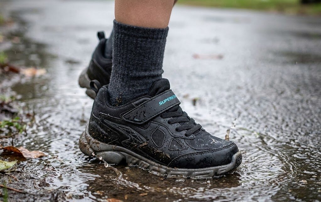 スーパースター（SS J1218）を履く子ども