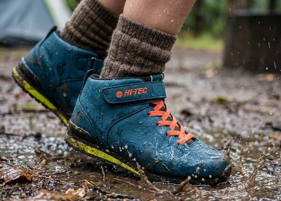 【ハイテック】アオラギ キッズ（HT KID20）を履く子ども